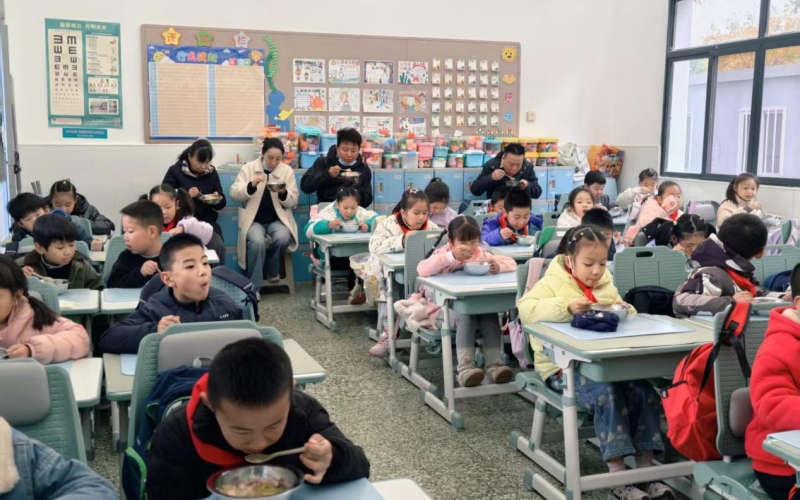 武昌区人大代表、政协委员走进小学，体验校园陪餐。