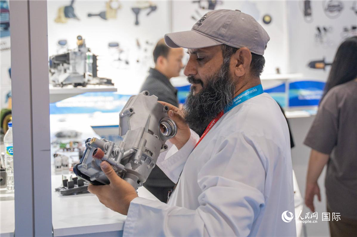 一名观众在查看配件样品。人民网 塔里克·易卜拉欣摄