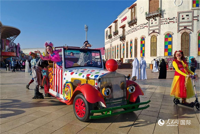 简报会在迪拜全球村举行，这是全球村的小丑演员在会前暖场。人民网记者 管克江摄