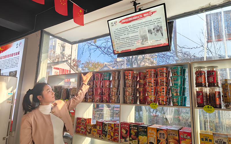 付辛鑫讲解红色故事。