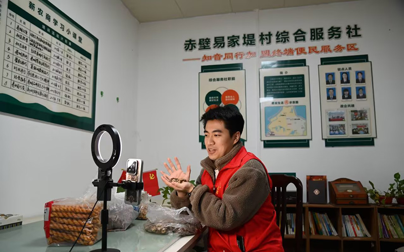 赤壁烟草志愿者向村民开展直播技巧培训。