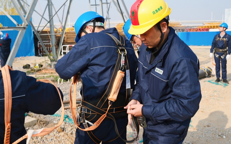 教官班长李皓正细致检查学员的安全工器具使用状况。