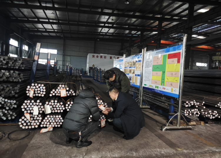 公安金融监管支局与当地邮储银行客户经理一起赴企业调研需求情况。