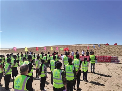 二连浩特市浑善达克沙地综合治理项目劳动竞赛现场。