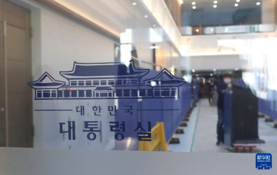 12月22日，在韩国首尔，工作人员在龙山总统府搬运办公用品。新华社记者 姚琪琳 摄