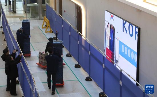 12月22日，在韩国首尔，工作人员在龙山总统府搬运办公用品。新华社记者 姚琪琳 摄