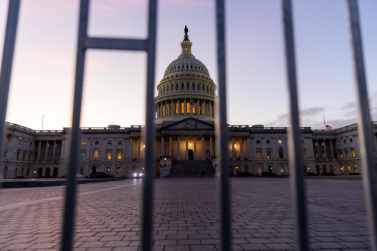 这是2025年11月5日在美国首都华盛顿拍摄的美国国会大厦。新华社记者胡友松摄