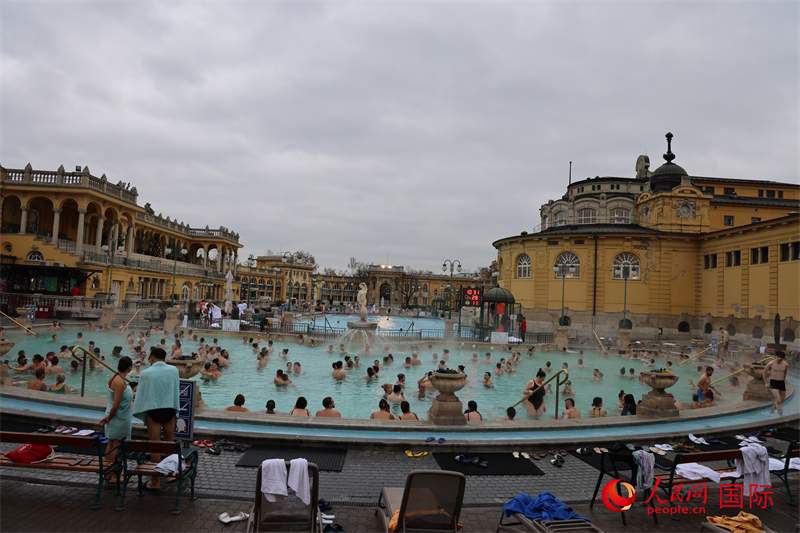 冬季的塞切尼温泉吸引众多国内外游客前往体验。人民网记者 刘仲华摄
