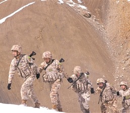 新疆河尾滩边防连，官兵在高原巡逻。