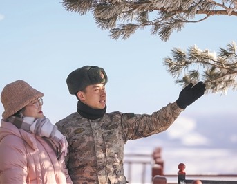 三角山哨所，一名军嫂与丈夫团圆。