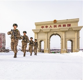 官兵在国门前巡逻。朱明鹤摄