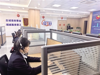 内蒙古自治区总工会12351服务职工热线接听职工来电。