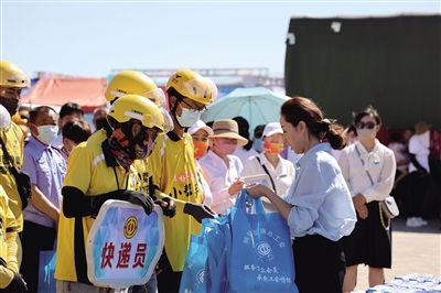 阿拉善左旗总工会为新入会职工发放大礼包。