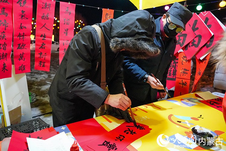 年货集市现场免费撰写对联活动。实习生 牛佳摄