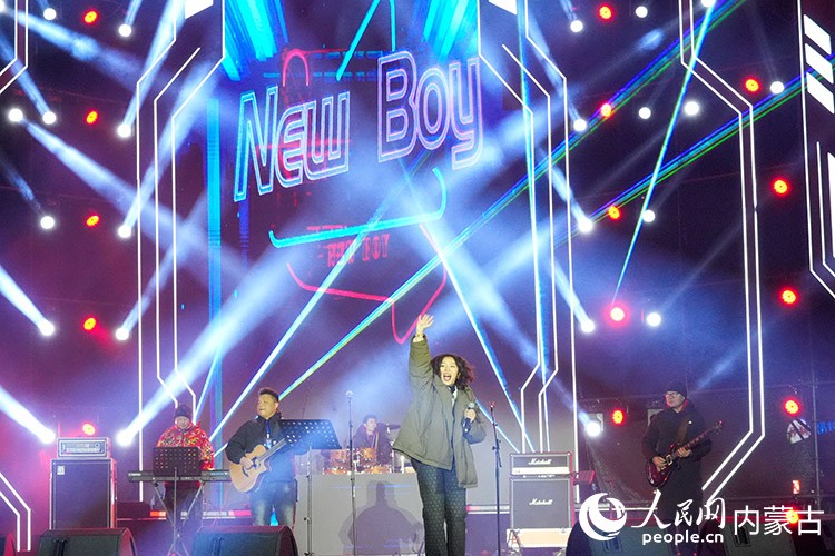 音乐嘉年华现场歌手倾情歌唱。实习生 牛佳摄