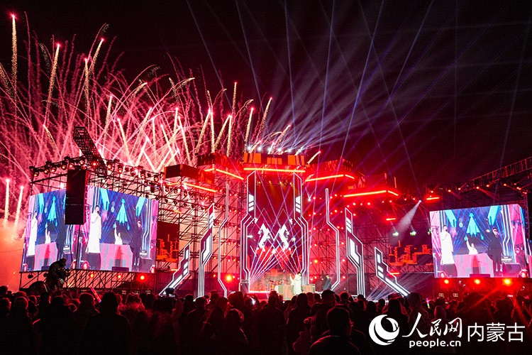 午夜钟声敲响，伊利健康谷上空烟花绽放。实习生 牛佳摄