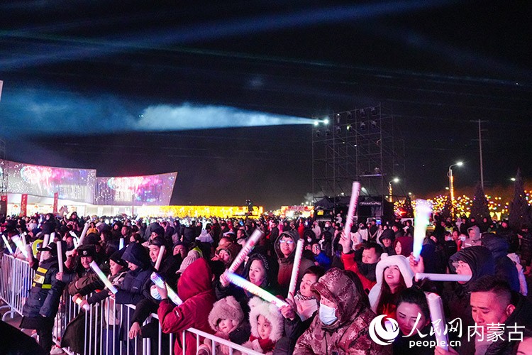 跨年音乐嘉年华现场人潮涌动。实习生 牛佳摄