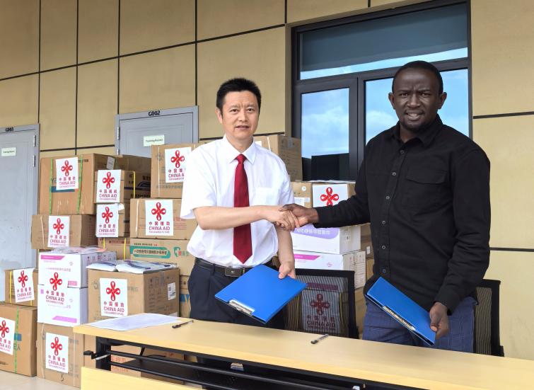 援莱医疗队队长吴辉与恩特塞克医院院长莫罗益签署交接证书。中国第19批援莱索托医疗队供图