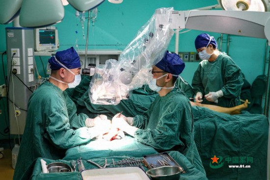 图3：博士团队合力救治病患