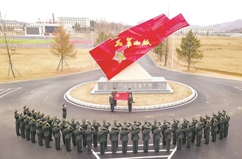 第79集团军某旅组织党员干部重温入党誓词。唐鹏程摄