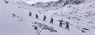 官兵艰难跋涉。