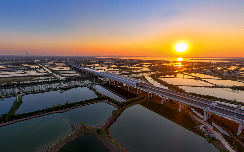 双柳长江大桥全封闭声屏障。