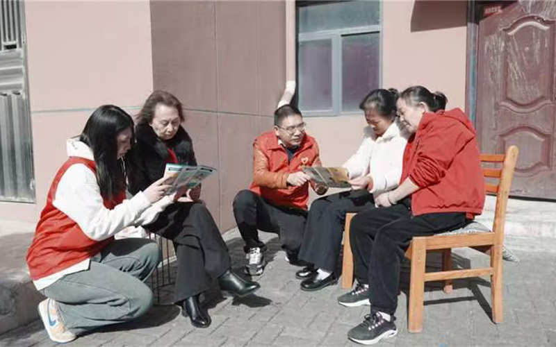 志愿者面向社区居民开展普法宣讲。