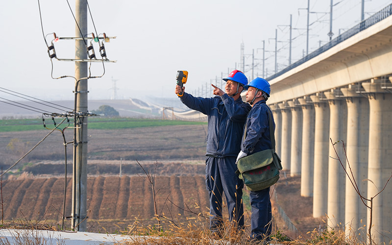 国网湖北电力员工操作着无人机对沪渝蓉高铁武荆宜段附近供电线路进行特巡。杨成皓摄