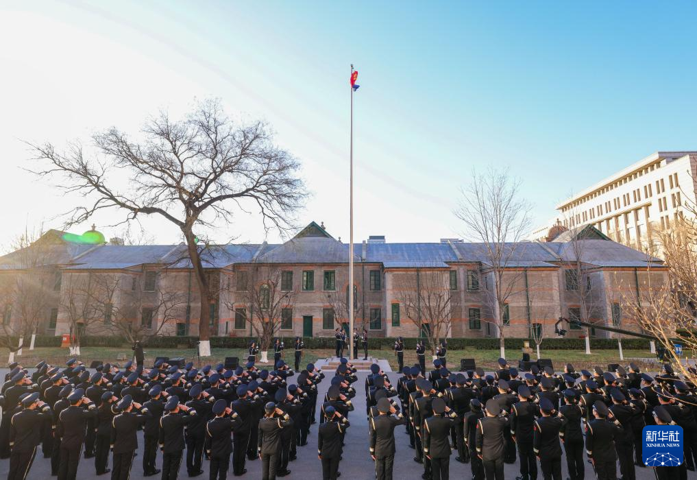 1月10日，公安部举行升警旗仪式，庆祝第六个中国人民警察节。200余名代表整齐列队，向警旗敬礼，高唱《中国人民警察警歌》，并重温公安机关人民警察誓词。新华社记者 殷刚 摄