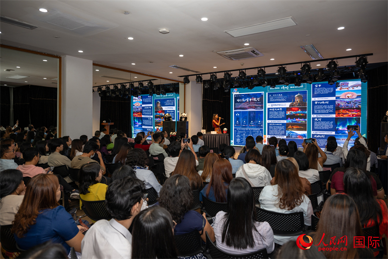 图三：当地旅游业者推介当季热门旅游线路。人民网记者谢佳君摄