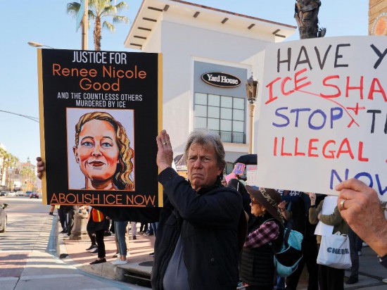 1月10日，在美国加利福尼亚州洛杉矶县帕萨迪纳市，人们参加抗议活动。新华社发