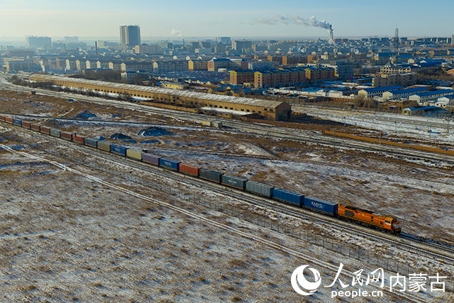 一列中欧班列缓缓驶出二连浩特铁路口岸。张海峰摄