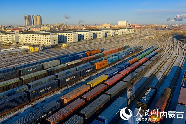 繁忙的二连浩特铁路口岸。张海峰摄