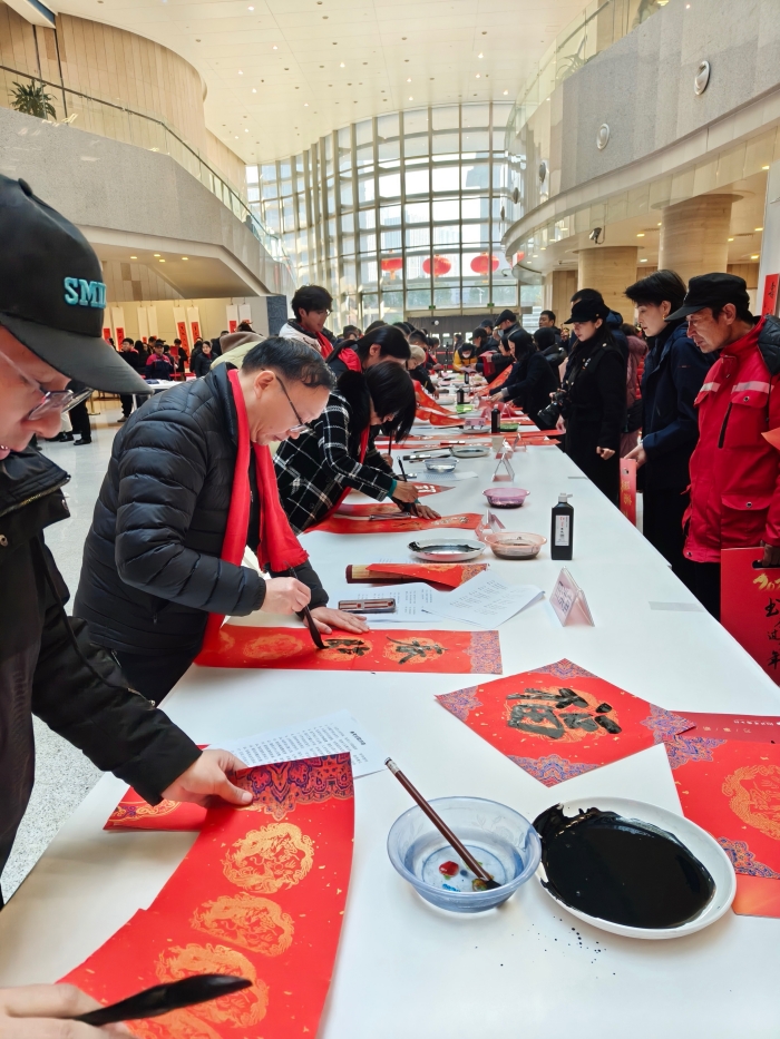 湖北省图现场“送福”。