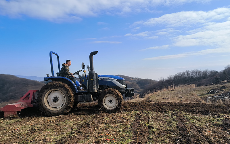 综合专业合作社机耕组为烟农提供专业服务。