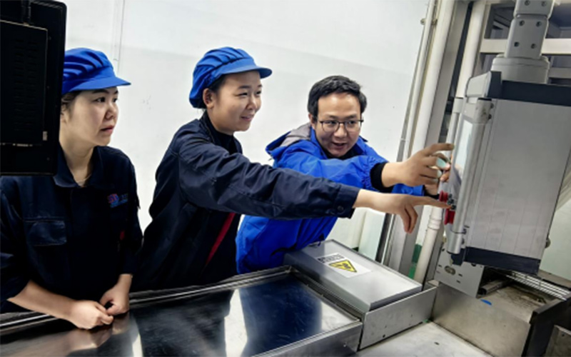 班组长现场演示设备告警安全处置操作。