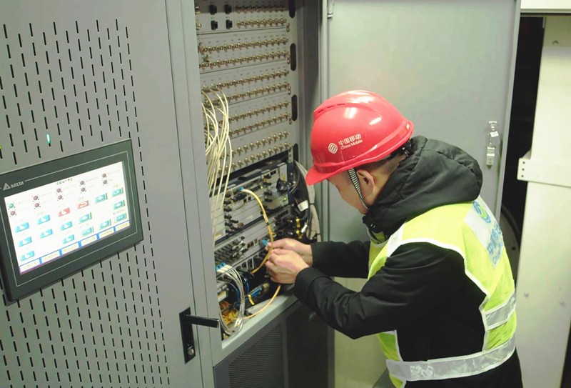 湖北移动技术人员在企业化工园区现场检测设备运行状态。