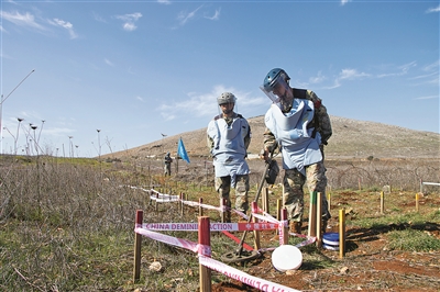维和官兵进行探雷清排作业。瞿发统摄
