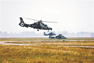 陆军航空兵学院某旅开展编队飞行训练。郭文博摄