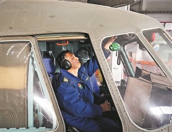 航电技师进行通电检查。贾世佳摄