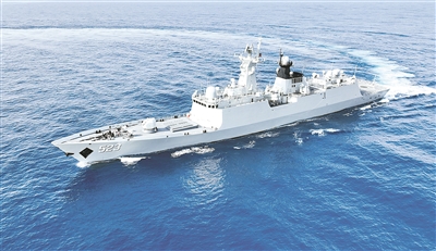 去年9月上旬，海军第47批护航编队红河舰开展多科目训练，舰艇进行大角度机动。李政操摄