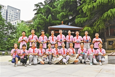 2022年，西安理工大学附属小学学生收到来自斯潘古尔边防连的戍边石。