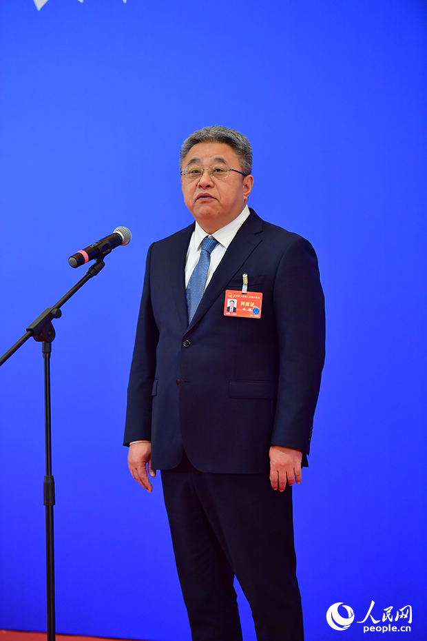 江西省工业和信息化厅党组书记、厅长应炯在“厅长通道”上回答记者提问。人民网记者 时雨摄