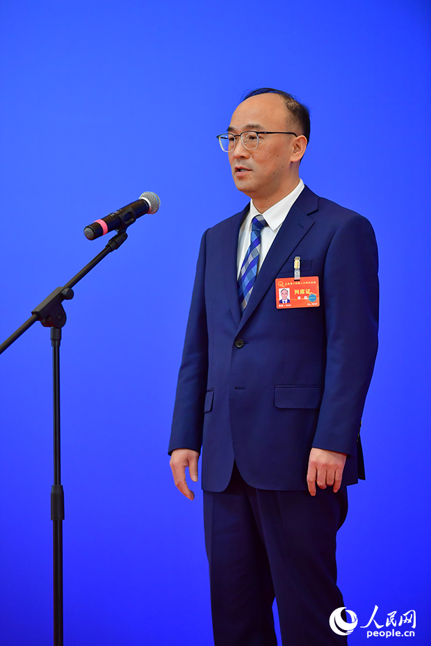 江西省住房城乡建设厅党组书记、厅长黄俊在“厅长通道”上回答记者提问。人民网记者 时雨摄