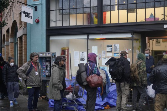 2025年11月5日清晨，在美国俄勒冈州波特兰的深秋寒意中，无家可归者排队等待从民间组织领取救助物品。新华社记者吴晓凌摄