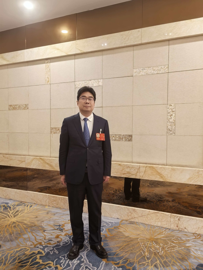 湖北省人大代表、武汉市青山区区长沈涛参加两会。
