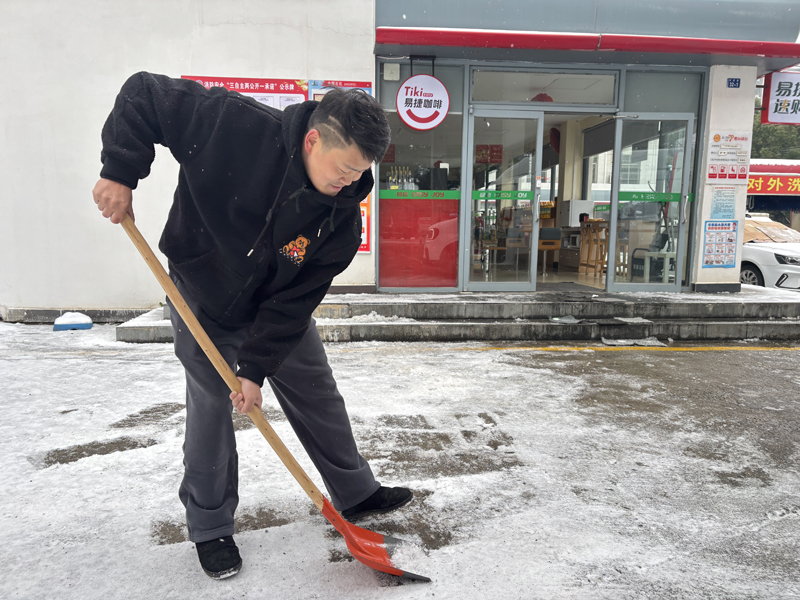 配送人员主动帮忙清理零售户门前积雪。