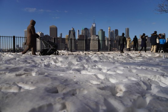 这是1月31日在美国纽约拍摄的积雪。新华社记者张凤国摄