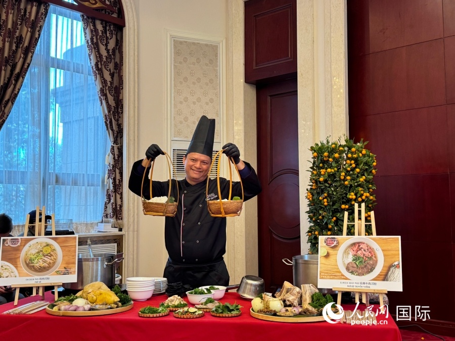 2026年2月5日，越南厨师在越南河粉日现场展示制作越南河粉的食材。 人民网记者 谢莹摄