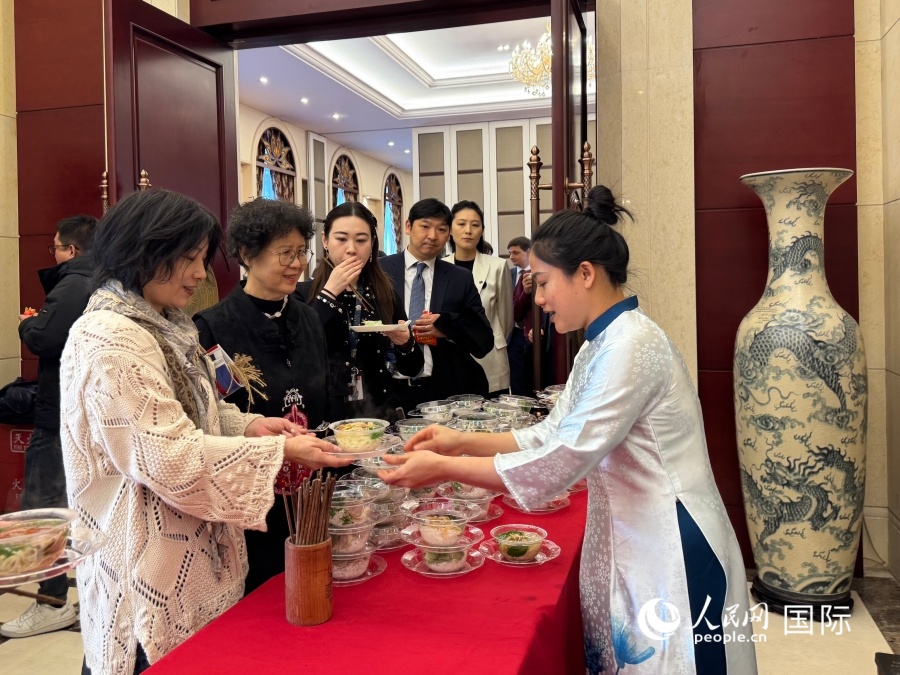 2026年2月5日，越南河粉日现场嘉宾们品尝越南河粉。人民网记者 谢莹摄